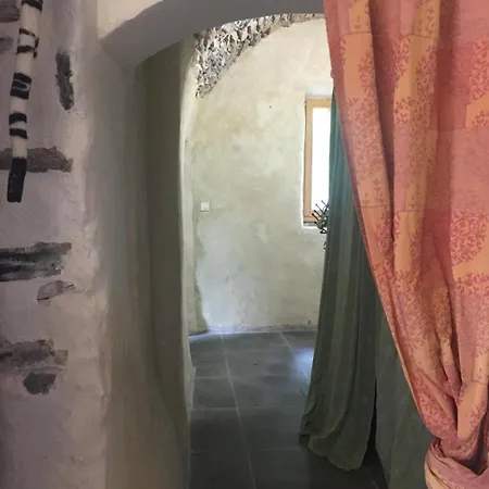 Beautiful Arched Stone 1 Bd *